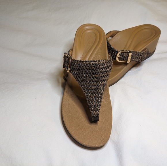 Aetrex  size 7, Tan ,2 inch wedge Sandal - Picture 5 of 5